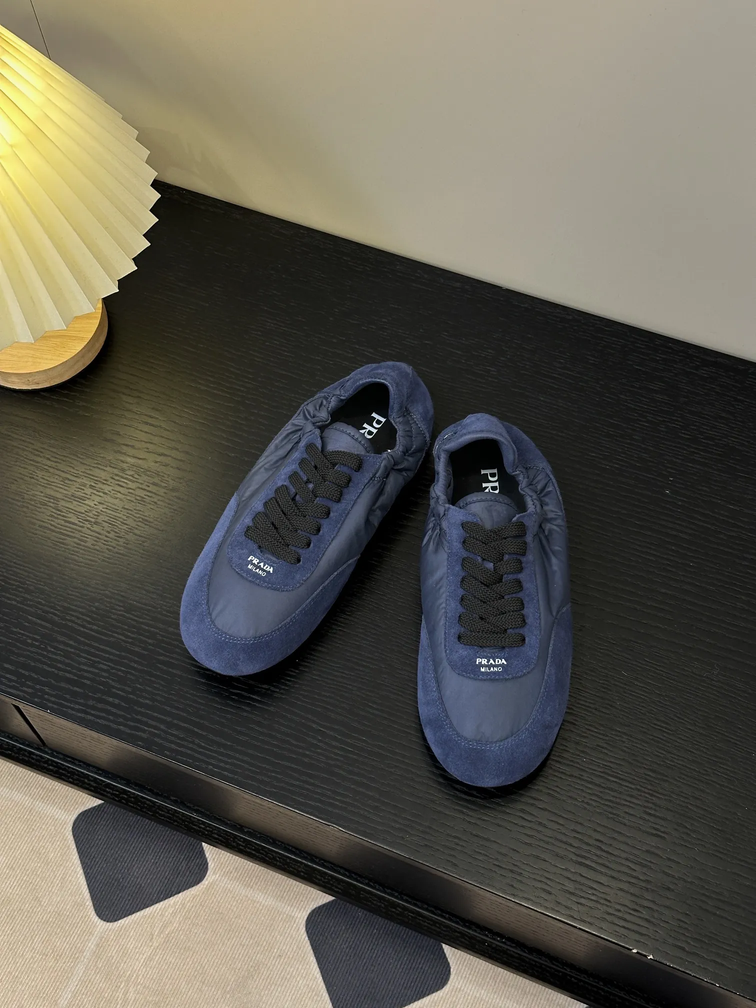👟👟Ex-factory price 420👟👟 💠𝐏𝐑𝐀𝐃𝐀#Prada catwalk style lightweight thin-soled new moral training shoes casual shoes💠 outsole molded TPU❣️not made of rubber! The suede upper is textured, and the inner sheepskin is wrapped, which is soft and waxy. The insole is thickened with lambskin, which is extremely comfortable to step on, has a sense of support, and feels well wrapped. The shoe shape is full of wrapping, light, easy to wear, and practical. It is a casual shoe that makes you taller and longer legs! White is clean and refreshing, needed all year round, and can be easily worn with skirts and trousers. Upper: imported suede/original molded fabric. Lining: sheepskin. Outsole: TPU outsole! Different from cheap rubber soles on the market! Code number: 35-40 (40 customized)
